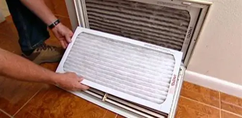 Регулярно заменяйте воздушный фильтр в вашей системе HVAC, чтобы улучшить качество воздуха.