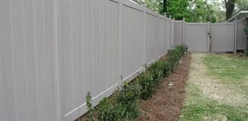 Виниловый забор на заднем дворе сегодня.
