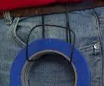 Держатель ремня художника DIY с рулоном ленты на нем.