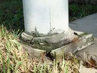 Гнилое основание на старой колонке.