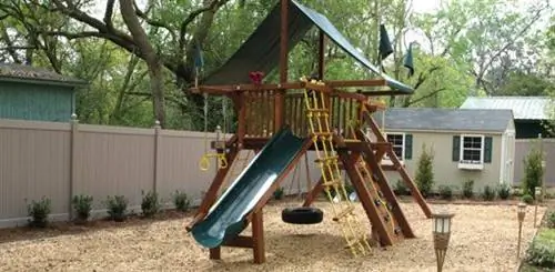 Детский игровой набор из красного дерева и кедра в Today's Backyard.