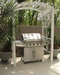 Гриль с деревянной беседкой.