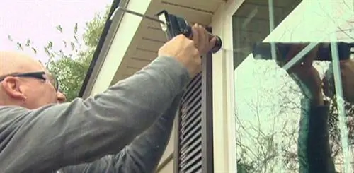 Затыкание снаружи окна.