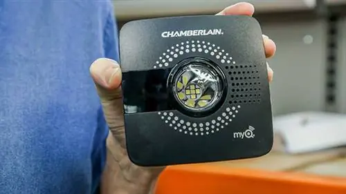MyQ Smart Garage Hub от Chamberlain делает умным любой механизм открывания гаражных ворот. MyQ Smart Garage Hub от Chamberlain делает умным любой механизм открывания гаражных ворот.