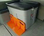 Сумка Rubbermaid удерживается на месте с помощью Stayhold Cargo Companion.