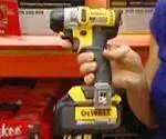 Аккумуляторный ударный гайковерт DeWALT Аккумуляторный ударный гайковерт DeWALT