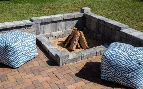 Крупный план патио из брусчатки с ямой для костра в углу