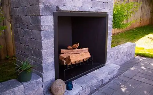 Вид на топку уличного камина из бутового камня Pavestone