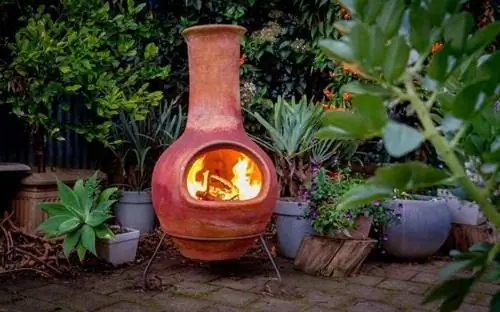 Огонь горит в глиняном камине