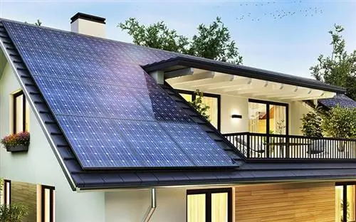 Солнечные батареи на двухэтажном доме