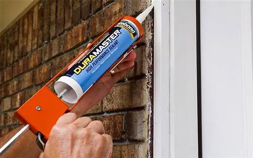 Заделка щели в дверном проеме герметиком Titebond DuraMaster