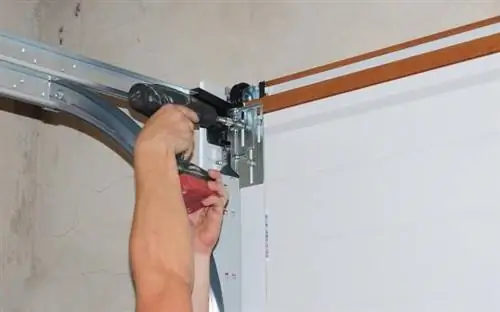 Сверление фурнитуры в воротах гаража