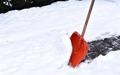 Уборка снега снегоуборочной лопатой