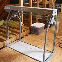 Моторный подъемник Versa Lift на чердаке.