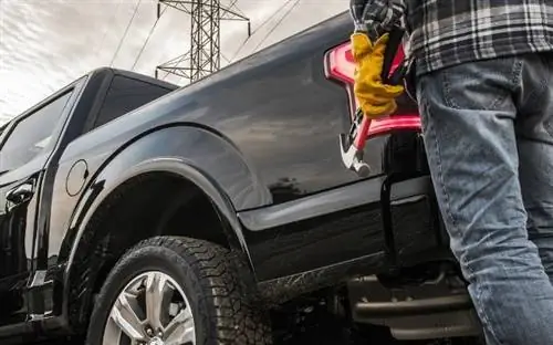 Подрядчик с инструментами на грузовике