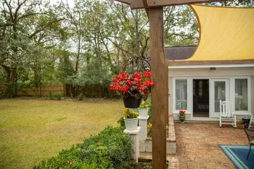 Теневой парус над деревянной беседкой, вид сбоку