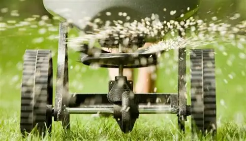 Гранулированное удобрение Vigoro Weed and Feed распыление из разбрасывателя