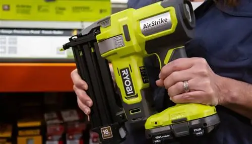 Аккумуляторный гвоздезабивной пистолет RYOBI AirStrike 18-го калибра - идеальный инструмент для забивания гвоздей на ходу