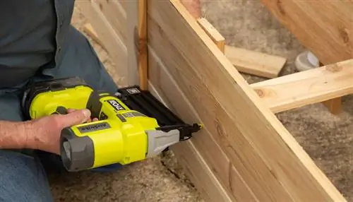 Используя Cordless AirStrike 18 калибра RYOBI ONE+ 18V Brad Nailer для сборки садового желоба