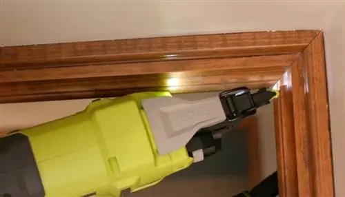RYOBI ONE+ 18V Cordless AirStrike Brad Nailer 18 калибра, вставляющий гвоздь в накладку вдоль рамы двери