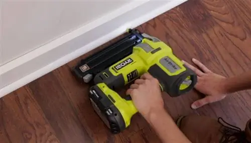 RYOBI ONE+ 18V 18G Cordless AirStrike Brad Nailer, вставляющий гвоздь в молдинг плинтуса
