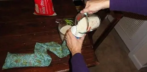 Наполнение тканевой трубки рисом Наполнение тканевой трубки рисом