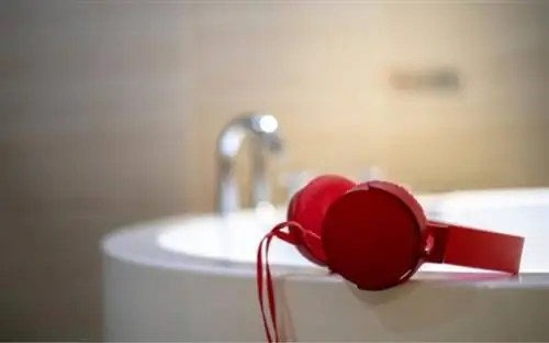 Наушники на ванне