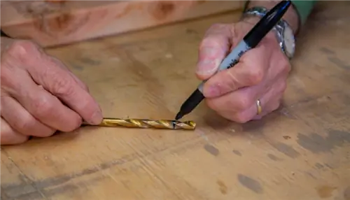 Легко просверлите идеально глубокие отверстия с помощью этого простого инструмента