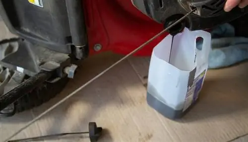 Пластиковый кувшин для слива масла из газонокосилки