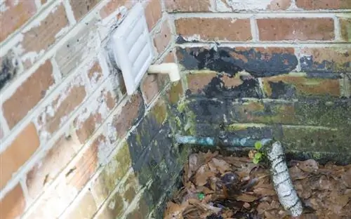 Дренажная линия переменного тока на фасаде кирпичного дома