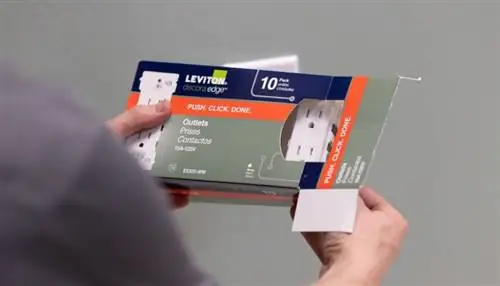 Мужчина достает из коробки розетку Leviton Decora Edge.