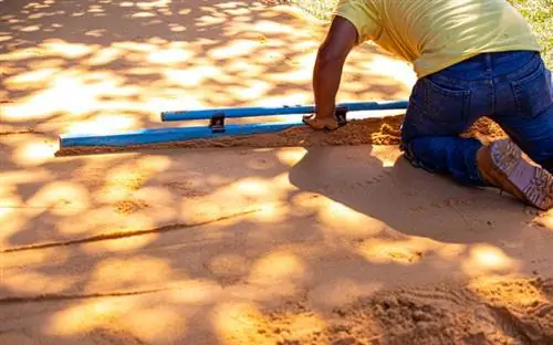 Уровень, бегущий по песку асфальтоукладчика