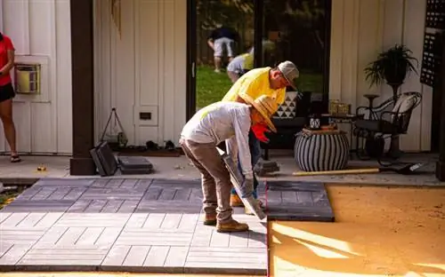 Рабочий укладывает брусчатку Pavestone Avant XL