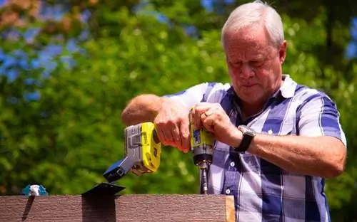 Дэнни Липфорд просверливает деревянную балку для теневого паруса.