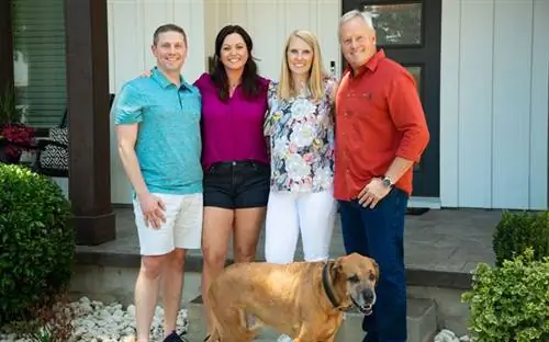 Дэнни Липфорд и Челси Липфорд Вульф с победителями Backyard Paradise Адамом и Кортни Клаугус и их собакой Кендриком.