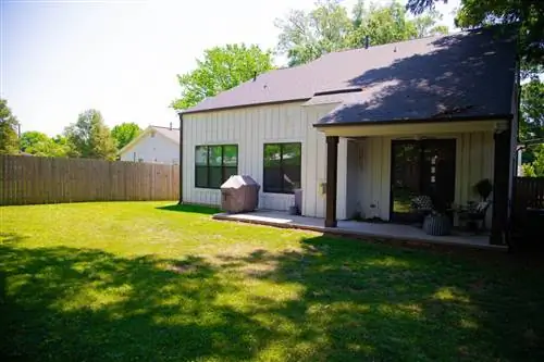 Задний двор с небольшим бетонным патио