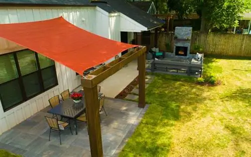 задний двор с двумя внутренними двориками из брусчатки и навесом