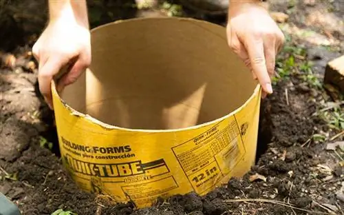 Установка Quik-Tube в землю перед созданием фундамента из деревянного настила