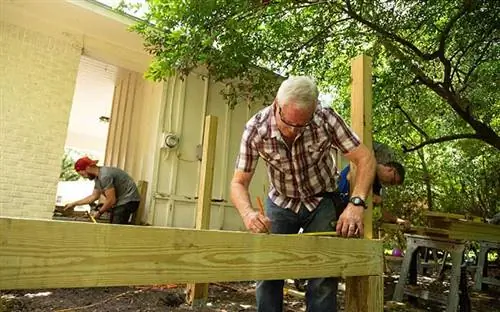 Дэнни Липфорд обрамляет деревянную палубу