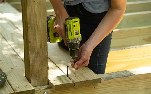 Chelsea Lipford Wolf устанавливает террасные доски YellaWood