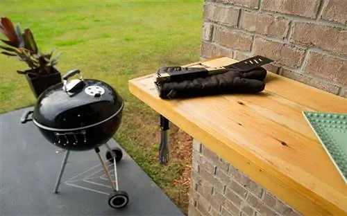 Складная стойка рядом с грилем для барбекю на открытом воздухе в пасмурный день