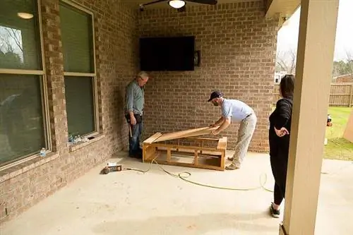 Дэнни Липфорд и Рич строят буфет из кедра.