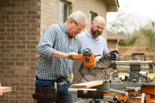 Дэнни Липфорд рубит кедр для сиденья у окна, а Рич Джонс смотрит на него