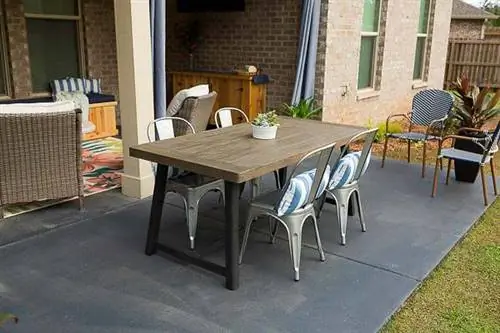 Голубой бетонный дворик