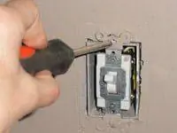 Удаление винтов на существующем переключателе