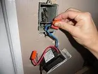 Использование проволочных гаек для крепления проводов к таймеру