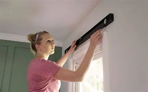 Chelsea Lipford Wolf измеряет окно для установки деревянного карниза-j.webp