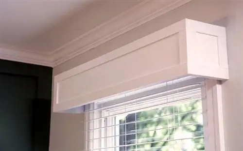 Деревянный карниз установлен над окном гостиной Барбары Криглер.