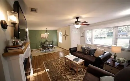 После снимка гостиной Барбары Криглер с акцентной стеной в столовой и завершенным камином в гостиной.