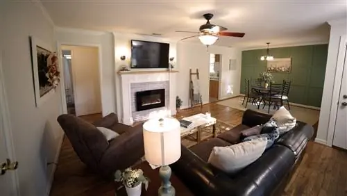 Создание уютной гостиной с камином и акцентной стеной